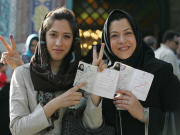 Deux Iraniennes montrent leurs documents d'identit�, et leur index, tach� d'encre apr�s qu'elles eurent vot�.