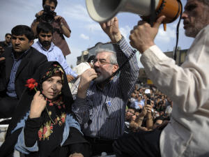 Mir Hossein Mousavi s'est adressé aux manifestants. À gauche, sa femme, Zahra Rahnevard.