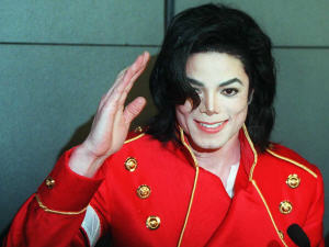 Michael Jackson lors d'une conférence de presse à Paris, en mars 1996.