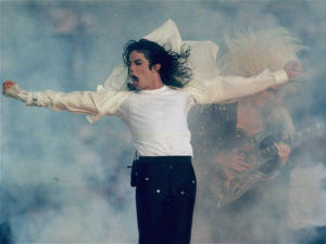 Michael Jackson donne un spectacle durant la mi-temps du Super Bowl XXVII à Pasadena, Californie, le 31 janvier 1993.
