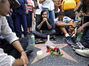 Des fans de Michael Jackson se sont rassemblés autour de l'étoile portant son nom, à Hollywood, mais qui appartient en fait à un animateur de radio.