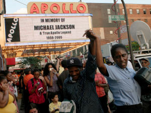 Des fans de Michael Jackson devant le Théâtre Apollo, dans le quartier Harlem.