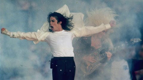 Michael Jackson donne un spectacle durant la mi-temps du Super Bowl XXVII � Pasadena, Californie, le 31 janvier 1993.