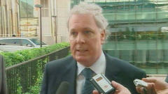 Jean Charest lors de son point de presse à Bruxelles