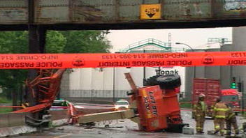 Une grue a heurt� le viaduc du CN.