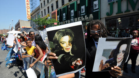 File d'attente devant l'Apollo Theater de New York, o� avait lieu une c�r�monie en m�moire de Michael Jackson