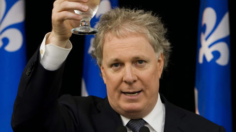 Jean Charest l�ve son verre � la sant� du Qu�bec. (archives)