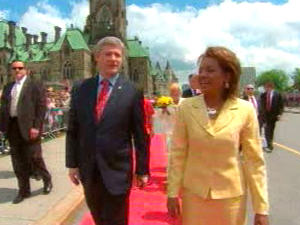 Stephen Harper et Michaëlle Jean assistent aux cérémonies officielles.