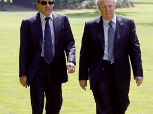 Les premiers ministres François Fillion (à gauche) et Jean Charest à la sortie de leur réunion.