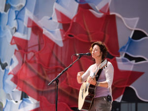Sarah McLachlan en répétition sur la scène principale de la fête du Canada