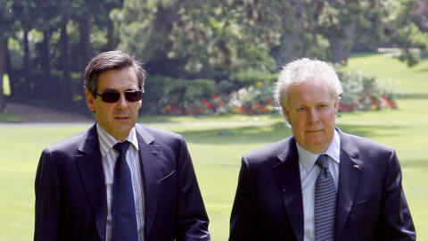 Les premiers ministres Fran�ois Fillion (� gauche) et Jean Charest � la sortie de leur r�union.