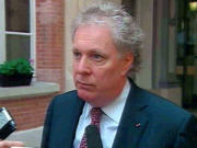 Jean Charest, en point de presse à Paris, jeudi