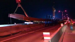 Une poutre géante bloque l'autoroute 20 ouest.