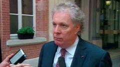 Jean Charest, en point de presse à Paris, jeudi