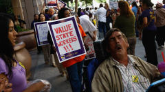 Des manifestants ont d�nonc�, jeudi, les compressions annonc�es dans les services publics.