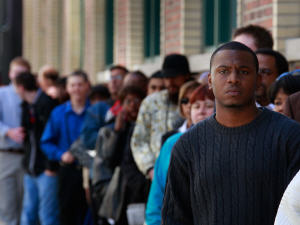 Des Américains attendent en ligne à un bureau d'emploi de Chicago.