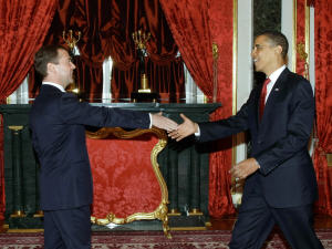 Le président américain Barack Obama reçu par son homologue russe Dimitri Mevedev.