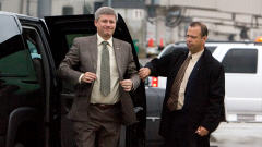 Stephen Harper � l'a�roport d'Ottawa avant son d�part pour le sommet du G8 en Italie