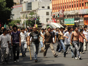 Des Han armés ont pris d'assaut les rues d'Urumqi.