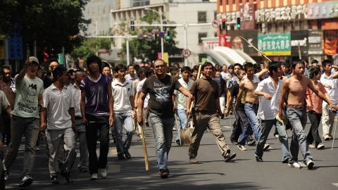 Des Han arm�s ont pris d'assaut les rues d'Urumqi.