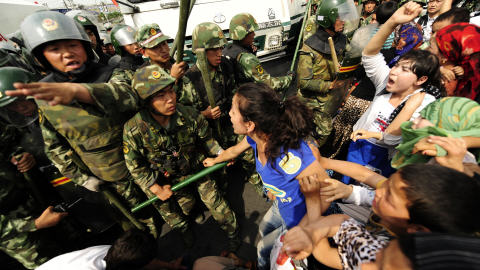 Des femmes d'origine ou�goure ont affront� les forces de l'ordre � Urumqi.