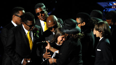 Les membres de la famille Jackson se r�unissent � la fin de la c�r�monie