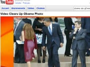 Barack Obama semble regarder la jeune femme