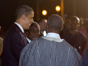 Barack Obama est accueilli à son arrivée au Ghana par le président John Atta-Mills.