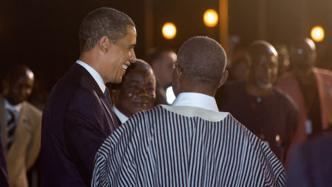 Barack Obama est accueilli � son arriv�e au Ghana par le pr�sident John Atta-Mills.