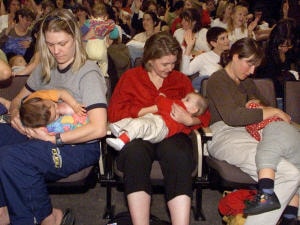 Des mamans avec leur bébé