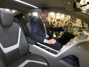 Dalton McGuinty pose au volant d'une Volt