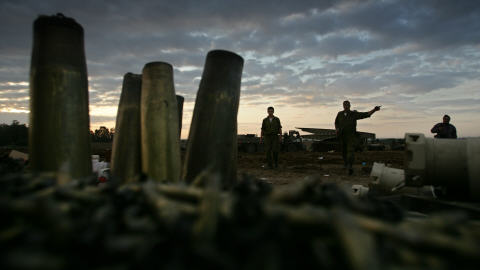 Des militaires isra�liens s'appr�tent � entrer dans la bande de Gaza le 12 janvier.