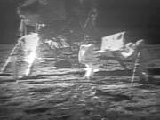 Neil Armstrong et Buzz Aldrin plantent le drapeau am�ricain sur la Lune.