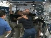 Arriv�e des astronautes d'Endeavour dans la Station spatiale internationale