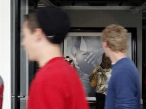 Adolescents dans un centre d'achats