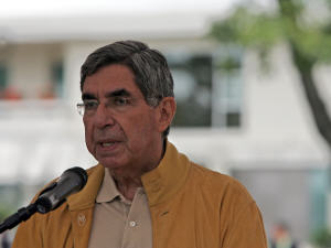 Le président costaricain, Oscar Arias, s'est adressé à la presse au terme du second jour de négociation.