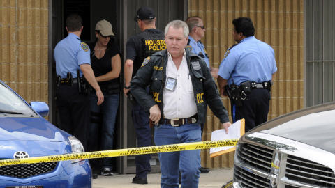 Un enqu�teur de l'Agence de lutte contre les stup�fiants quitte les bureaux de la clinique du Dr Conrad Murray � Houston.