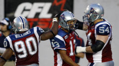 Anthony Calvillo est f�licit� par ses co�quipiers.