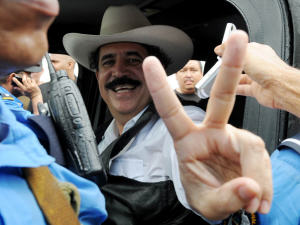 Manuel Zelaya à son arrivée à Las Manos, au Nicaragua