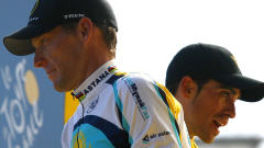 Lance Armstrong devant Alberto Contador