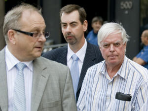 Earl Jones, à droite, au second plan, accompagné de son avocat Jeffrey Boro, à gauche (archives)
