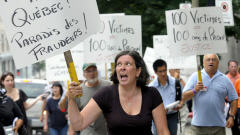 Manifestants contre la fraude, dont Danielle Manouvrier