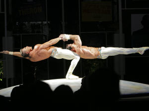 Deux acrobates du Cirque du Soleil