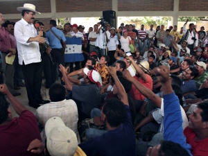 Manuel Zelaya s'adresse à ses partisans dans un camp en bordure de la frontière nicaraguayenne, le 27 juillet dernier.