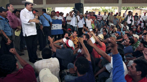 Manuel Zelaya s'adresse � ses partisans dans un camp en bordure de la fronti�re nicaraguayenne, le 27 juillet dernier.