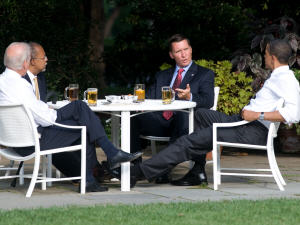 Le président a invité le professeur noir Henry Louis Gates Jr et le policier blanc James Crowley à boire une bière à la Maison-Blanche. Aussi sur la photo: le vice-président Joe Biden.