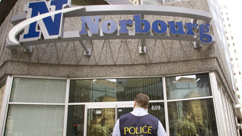 Un agent de la GRC devant les bureaux de Norbourg