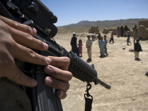 Des enfants afghans jouent devant un soldat américain qui monte la garde dans la province de Paktia (archives)