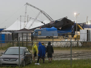 Les décombres de la scène principale du Big Valley Jamboree. 