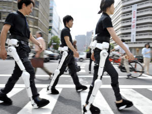 Des gens avec une structure robotique externe